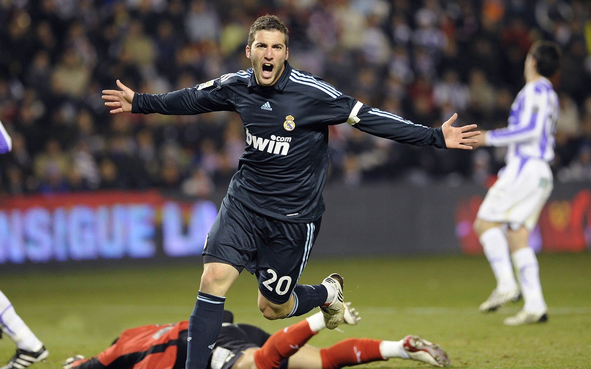 开云体育官网-欧冠淘汰赛之夜，卡马文加，那个在寂静中统治喧嚣的年轻人