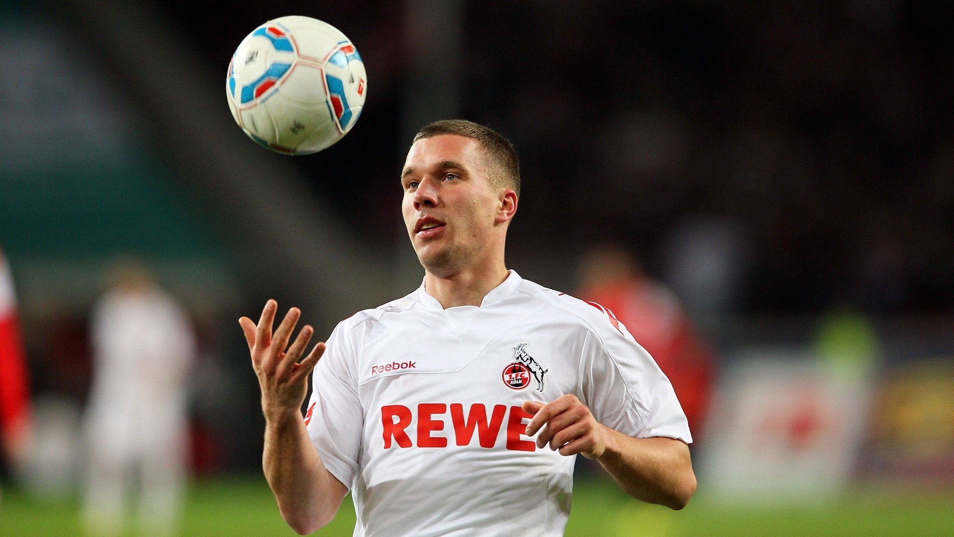 开云体育官网-欧冠淘汰赛之夜,卡马文加,那个在寂静中统治喧嚣的年轻人